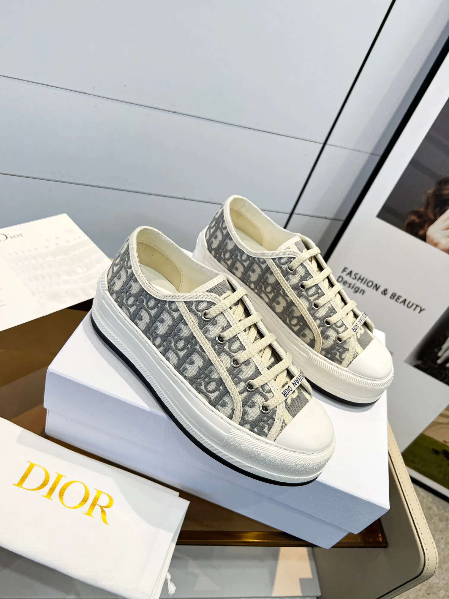 👟👟Ex-factory price 520👟👟 Dior Dior's latest spring and summer catwalk style casual thick-soled cloth shoes. It is hard to find one shoe in the counter. Jin Zhixiu has the same style with many Internet celebrities. The fried chicken on the feet is versatile, authentic Taikoo Hui purchase and development. High-end customized upper material, 3D electric embroidered three-dimensional cloth surface, the outsole is perfectly reproduced, the foot feels very comfortable, the original full set of packaging code number 35-40 (41 customized)